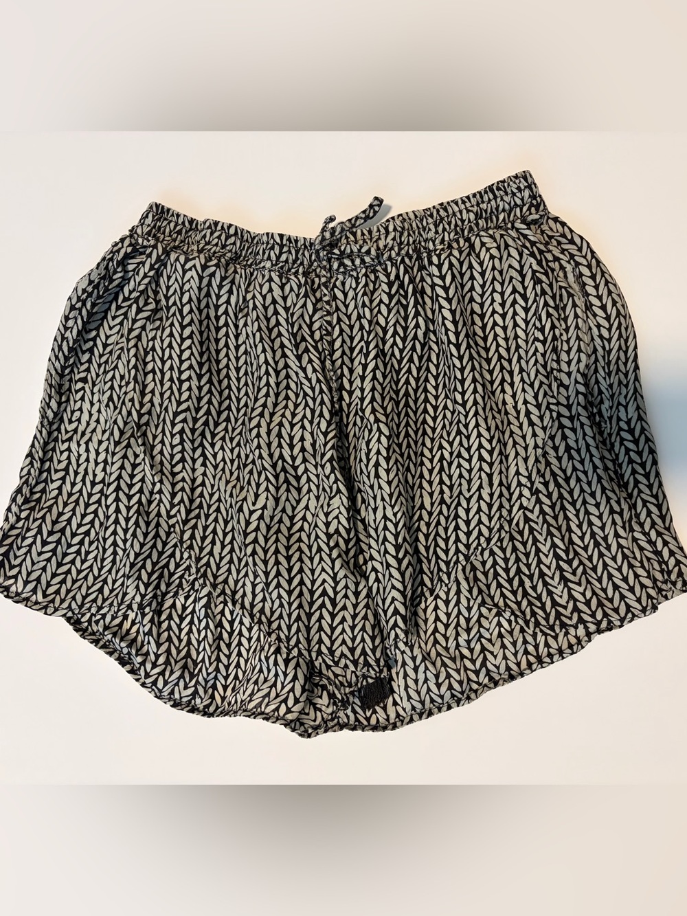 Natalie Martin Black and Cream Leaf-Print Pull-On Shorts